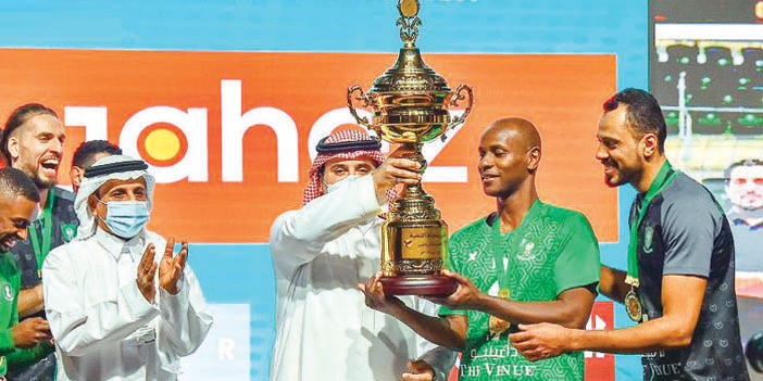  سمو نائب رئيس اللجنة الأولمبية السعودية يتوج الأهلي بالكأس