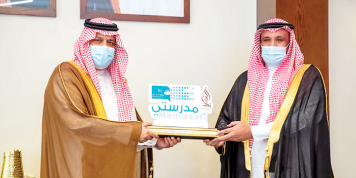أمير حائل الأمير عبدالعزيز بن سعد يتسلّم هدية تذكارية من مدير تعليم المنطقة د. البليهد