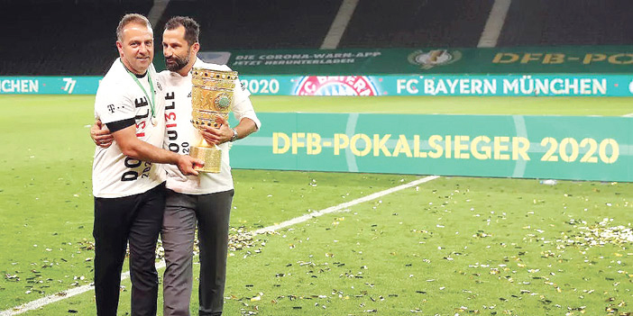  فليك وصالحمدزينش بعد الفوز بكأس ألمانيا في 4 يوليو 2020