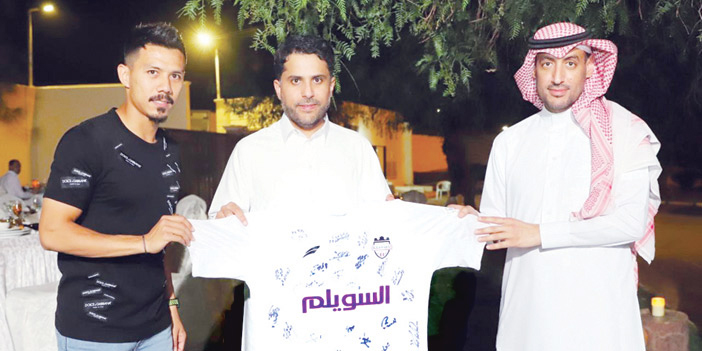  رئيس البكيرية الحضيف واللاعب كرنشي يقدمان التيشيرت هدية للسويلم