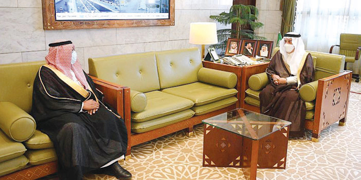 الأمير فيصل بن بندر يطلع على عرض لمحميتي الإمام عبدالعزيز بن محمد والملك خالد الملكية