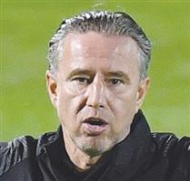 ريجيكامب يقود تدريبات الأهلي بعد أن أكمل 7 أيام في الحجر الصحي 