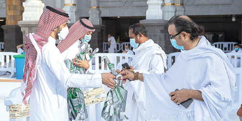  توزيع المظلات على المعتمرين