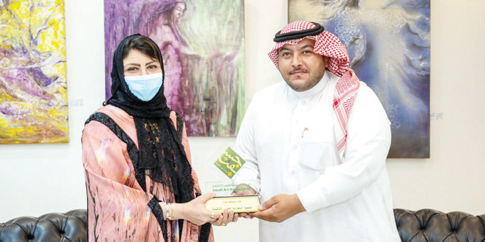  جانب من افتتاح المعرض التشكيلي في الرياض