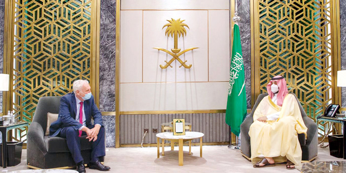 ولي العهد خلال استقباله مبعوث رئيس وزراء بريطانيا