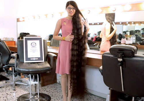 صاحبة أطول شعر في العالم تتبرع به لمتحف أمريكي 