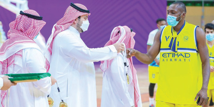 الأمير فهد بن جلوي يتوج النصر ببطولة دوري السلة 