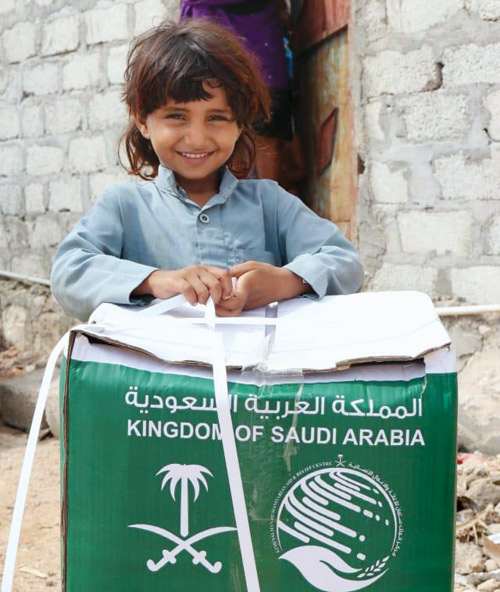 مركز الملك سلمان يوزع السلال الغذائية للأسر بمحافظة المهرة اليمنية 