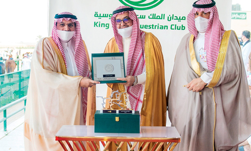  أمير القصيم يكرم عبدالعزيز الحميد لمساهمته والغرفة بـ«سيارتين»