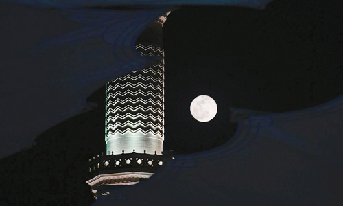 القمر العملاق مع منارات المسجد النبوي 