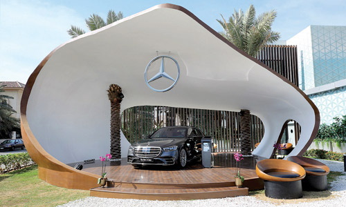 عرضت سيارة الفئة S الفارهة أمام القاعة الرئيسة 