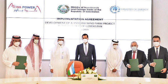  الأمير عبدالعزيز بن سلمان خلال حضوره توقيع الاتفاقية