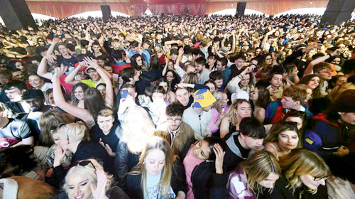 الآلاف يحضرون حفلة موسيقية في بريطانيا دون كمامات ولا تباعد 