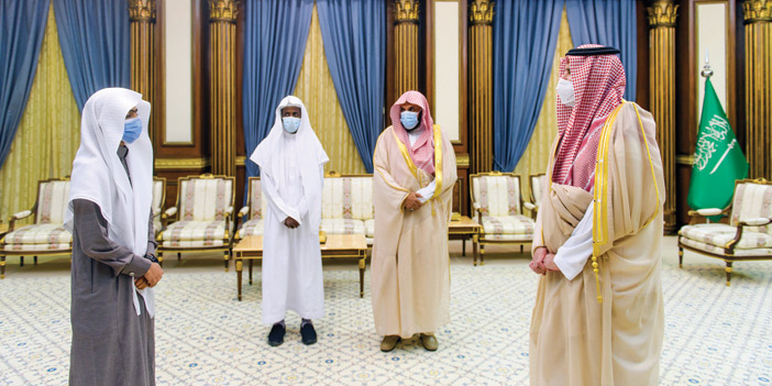 الأمير فيصل بن سلمان يكرم طلاب المدينة المنورة المشاركين في مسابقة الملك سلمان لحفظ القرآن 
