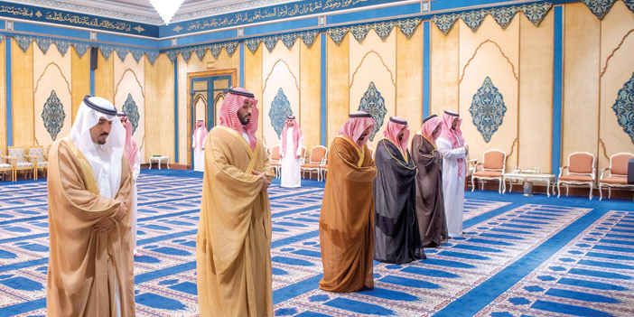 ولي العهد يؤدي الصلاة على والدة الأمير محمد بن عبدالرحمن 