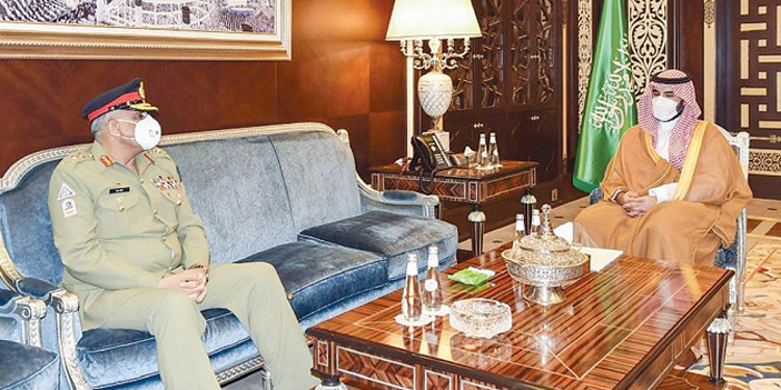  الأمير خالد بن سلمان خلال استقباله قائد الجيش الباكستاني