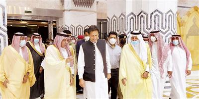 رئيس الوزراء الباكستاني يؤدي العمرة ويزور المسجد النبوي 