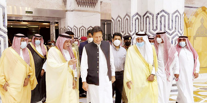  الأمير خالد الفيصل مودعا رئيس الوزراء الباكستاني لدى مغادرته جدة