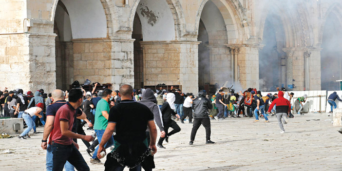 مواجهات بين الفلسطينيين وقوات الاحتلال في ساحات المسجد الأقصى