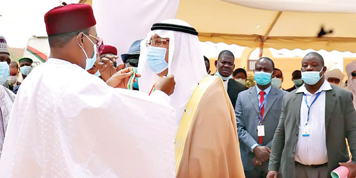 رئيس النيجر يقلد السفير العلي وسام «قائد» 