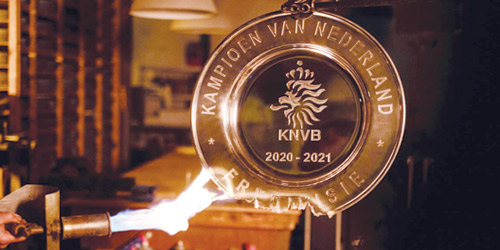 أياكس أمستردام الهولندي يذوب كأس الدوري ويوزع قطعها على مشجعيه   