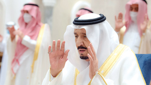  خادم الحرمين أدى صلاة عيد الفطر في نيوم