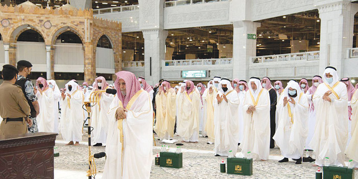  أمير منطقة مكة يتقدم المصلين