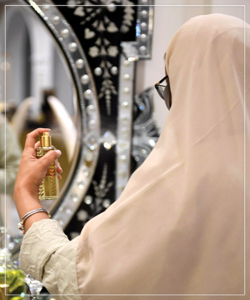 البخور ودهن العود.. يتسيد المعايدات 