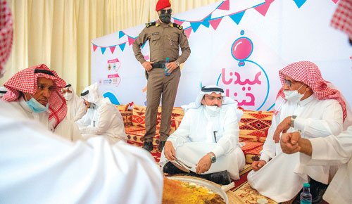  لقطات من معايدة سموه لجيرانه حي الصفراء ومشاركتهم فرحة العيد