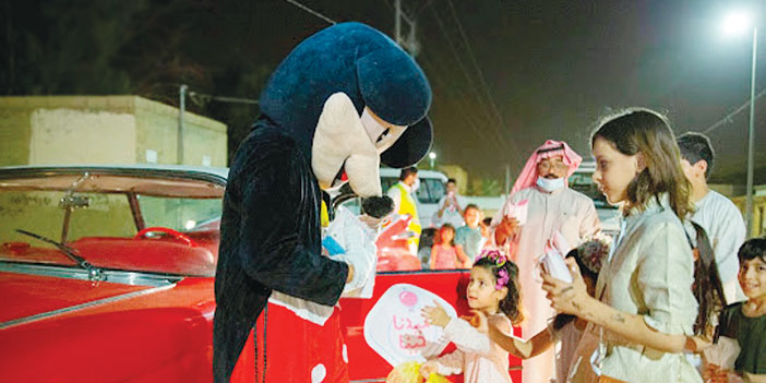  لقطات من توزيع 100 ألف هداية متنوعة عيدية احتفالات العيد بالقصيم