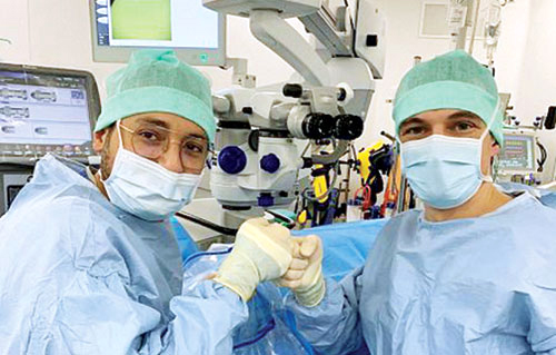  الفريق الطبي بقيادة الدكتور أبو خشبة أثناء العملية