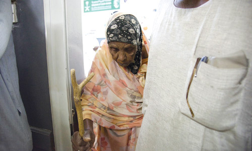  مسنة سودانية في طريقها لإجراء عملية جراحية في عينيها
