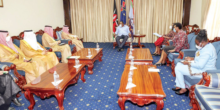  رئيس كينيا خلال استقباله وزير الخارجية