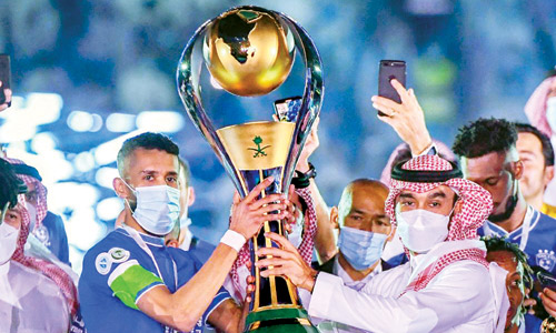 وزير الرياضة مباركاً لفريق الهلال تحقيق لقب دوري كأس الأمير محمد بن سلمان 