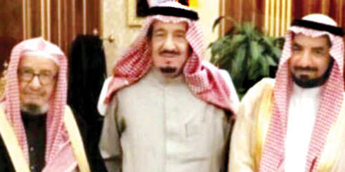 الملك متوسطاً الشيخ ناصر الشثري ونجله الدكتور محمد بن ناصر الشثري