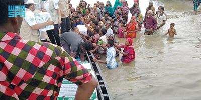 مركز الملك سلمان يوزع مساعدات لمتضرري الفيضانات في بنجلادش 