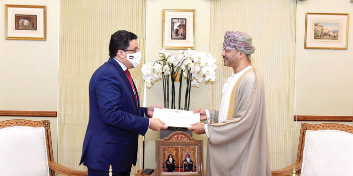  وزير الخارجية العُماني يتسلم الرسالة من مبعوث الرئيس اليمني
