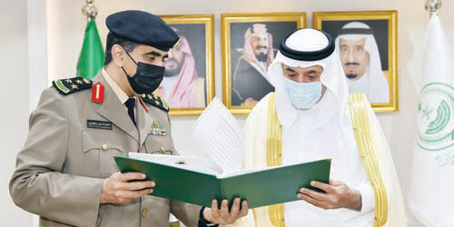  أمير منطقة نجران خلال استقباله العميد القحطاني