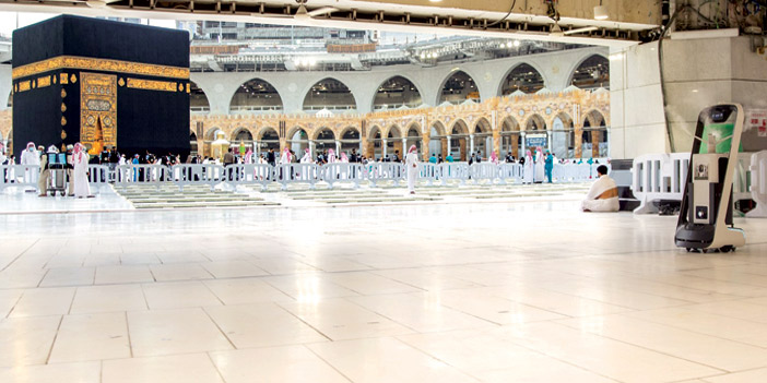 10 ربوتات تطوف المسجد الحرام للتعقيم بـ(6) مستويات 