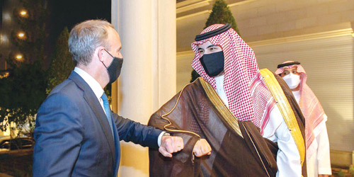 الأمير خالد بن سلمان بحث مع وزير الخارجية البريطاني تعزيز التعاون في الجوانب الدفاعية 