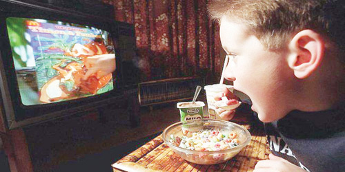 مشاهدة التلفزيون أثناء تناول الطعام تؤثر سلباً في قدرات الأطفال اللغوية 