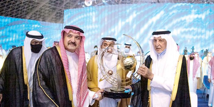  الأمير خالد الفيصل يكرم الأمير مشعل بن ماجد