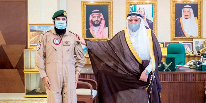  سموه مباركاً لقائد معهد طيران القوات البرية بالمنطقة ترقيته