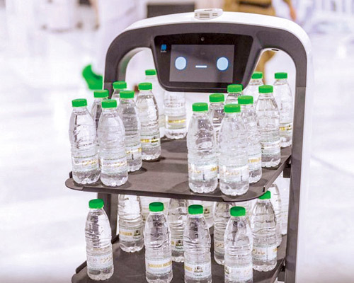 «روبوت ذكي» لتوزيع عبوات مياه زمزم 