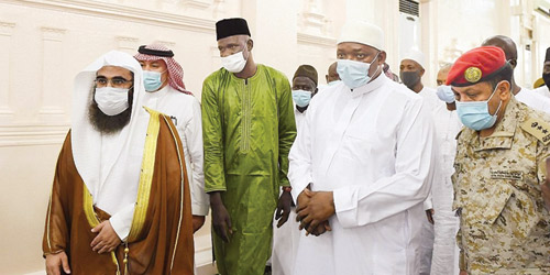  رئيس جامبيا خلال زيارته المسجد النبوي