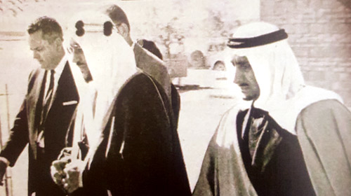  برفقة الملك سعود خلال تفقده لمحطة «التابلاين» في عرعر 1379هـ