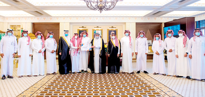  لقطة جماعية لرئيس وأعضاء لجنة شباب محافظة النبهانية مع سموه