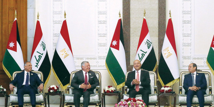 الرئيس العراقي خلال القمة الثلاثية وإلى جواره الرئيس المصري وملك الأردن ورئيس الوزراء العراقي