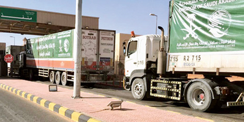 عبور 12 شاحنة منفذ الوديعة تحمل سلالاً غذائية للمحافظات اليمنية 
