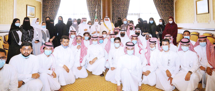  سمو أمير منطقة تبوك خلال لقائه طلبة برنامج نيوم للابتعاث